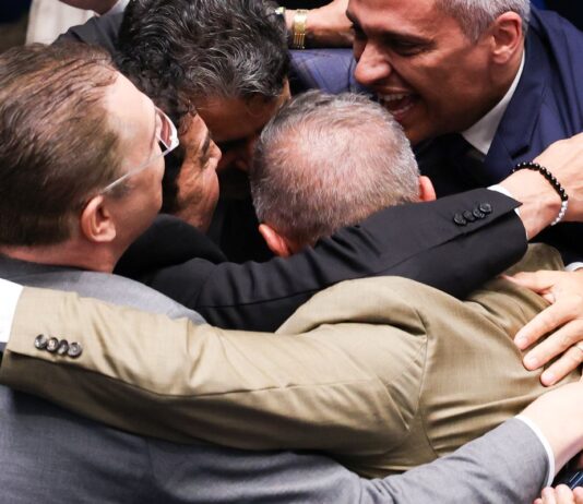 Senado rejeita indicação de Messias para STF