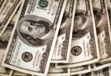 Dólar cai para R$ 5 e bolsa sobe com alívio no Oriente Médio