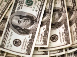 Dólar cai para R$ 5 e bolsa sobe com alívio no Oriente Médio