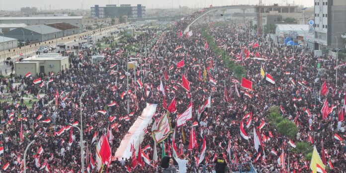 Multidões no Irã marcam 40º dia da morte do líder Supremo Khamenei
