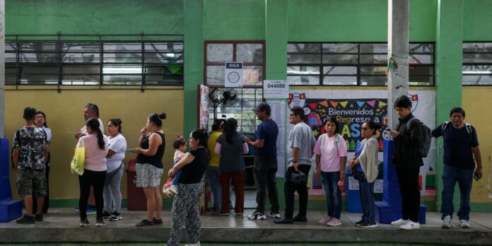 Peru: ultraconservador e esquerda disputam voto a voto para 2º Peru: ultraconservador e esquerda disputam voto a voto para 2º turno