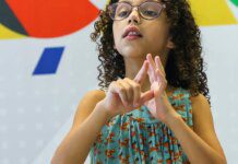 Uso da Libras nas escolas transforma rotina dos alunos surdos; ouça