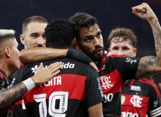 Flamengo reage e vence Santos de virada por 3 a 1 no Brasileirão Flamengo reage e vence Santos de virada por 3 a 1 no Brasileirão