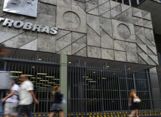 Petrobras destitui diretor de área que vendeu gás com 100% de ágio