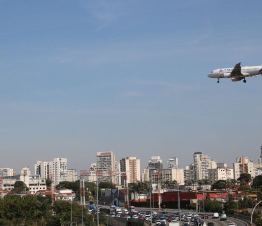 Empresas aéreas terão linha de crédito para enfrentar alta de custos