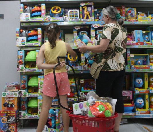 Confiança do Consumidor registra segunda alta consecutiva, diz FGV