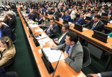 CCJ da Câmara aprova parecer favorável à PEC do fim da escala 6×1