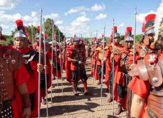 Fiéis acompanham Via Sacra de Sexta-Feira Santa no Distrito Federal
