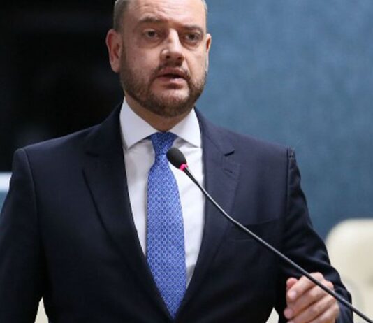 Governador em exercício do Rio troca comando de secretarias