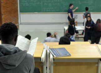 Professora: diante de IA e fakes, curso de jornalismo deve ser crítico