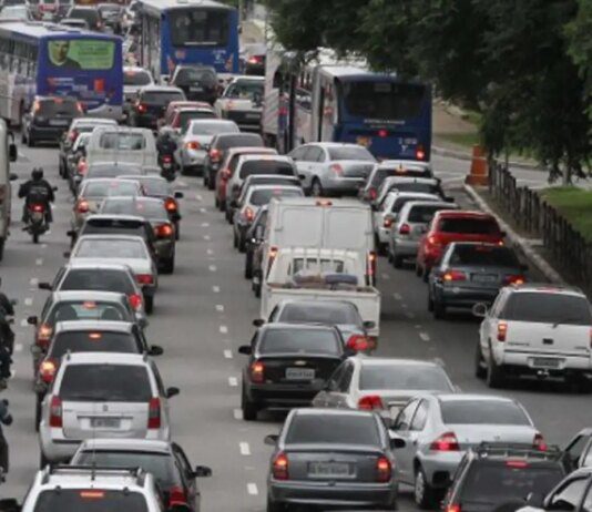 Gasolina e alimentos pressionam, e prévia da inflação sobe para 0,89%