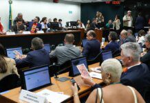 Oposição critica PEC do fim da escala 6×1 durante votação na Comissão