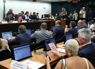 Oposição critica PEC do fim da escala 6×1 durante votação na Comissão