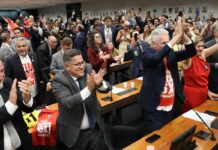 Comissão aprova relatório de PEC que acaba com escala 6X1