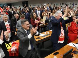 Comissão aprova relatório de PEC que acaba com escala 6X1