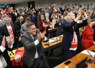 Comissão aprova relatório de PEC que acaba com escala 6X1