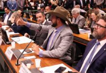 Deputados que ocuparam mesa da Câmara têm mandato suspenso por 60 dias