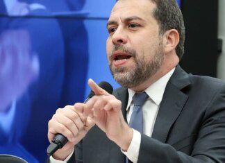 Na Câmara, Boulos defende fim da escala 6×1 de forma imediata