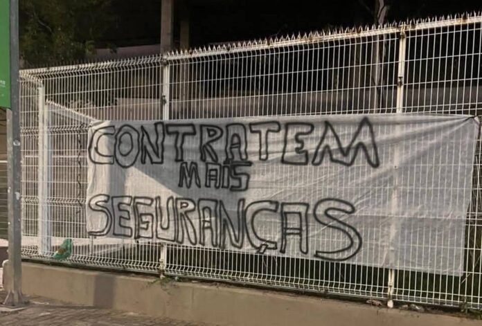 Faixas-ao-redor-da-Arena-Fonte-Nova-Nao-existe-lugar-seguro-para-voces-Contratem-mais-seguran-1-e177.jpeg