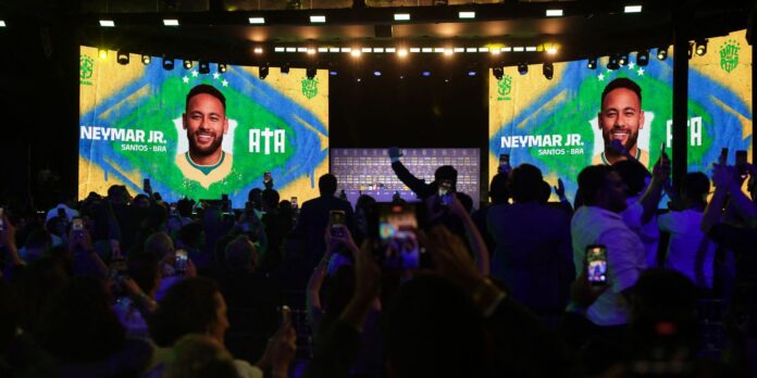 Neymar não treina em apresentação e preocupa a duas semanas Neymar não treina em apresentação e preocupa a duas semanas da Copa