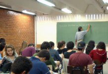 Metade dos professores formados em EAD tem desempenho insuficiente