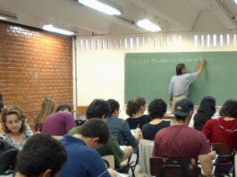 Metade dos professores formados em EAD tem desempenho insuficiente