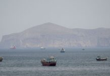 Mísseis atingem navio de guerra dos EUA que tentava entrar em Ormuz Mísseis atingem navio de guerra dos EUA que tentava entrar em Ormuz