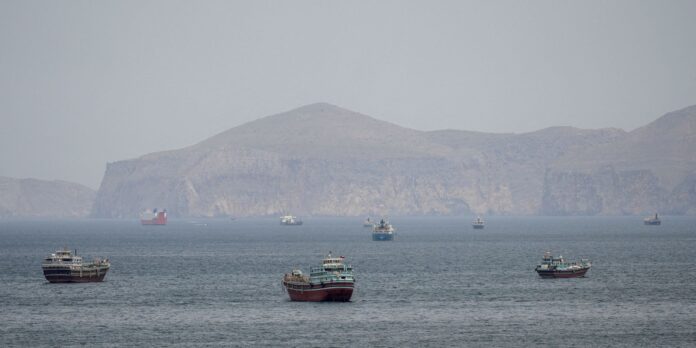 Mísseis atingem navio de guerra dos EUA que tentava entrar em Ormuz
