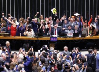 Saiba como votaram os deputados na PEC que acaba com a escala 6×1