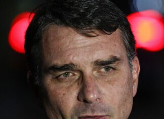 Flávio Bolsonaro admite cobrança a Vorcaro, mas nega crime