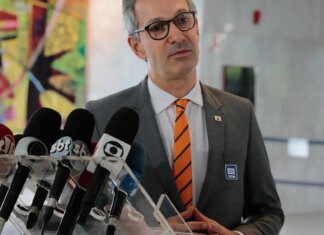 Romeu Zema é denunciado por ataques a Gilmar Mendes