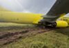 Avião de carga desliza e sai da pista do aeroporto de Salvador