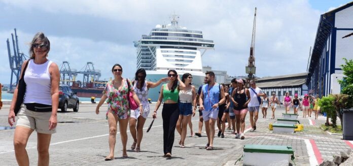 185913salvador-recebe-mais-de-100-mil-turistas-estrangeiros-e-registra-alta-de-43-no-primeiro-semest.jpeg