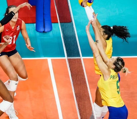 Brasil é superado pelos Estados Unidos por 3 a 0 no vôlei feminino Brasil é superado pelos Estados Unidos por 3 a 0 no vôlei feminino
