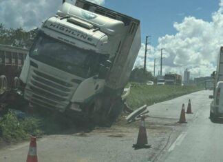 Acidente Entre Carretas Causa Trânsito De 9km Na BR-324