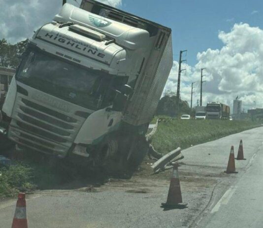 Acidente Entre Carretas Causa Trânsito De 9km Na BR-324