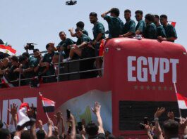 Jogadores do Egito são recebidos como heróis após atuação na Copa Jogadores do Egito são recebidos como heróis após atuação na Copa