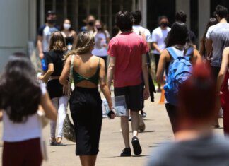 Metade das mulheres vive jornada dupla ou tripla a partir dos 18 anos