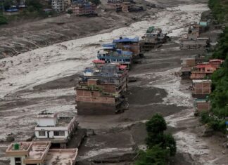 Equipes de resgate continuam busca por vítimas de avalanche no Nepal