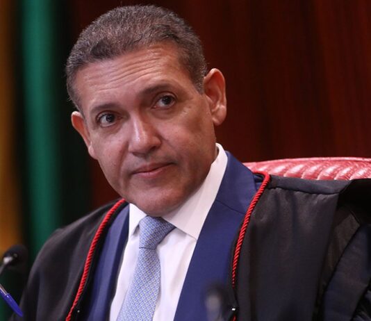 Em sessão do TSE, Nunes Marques defende urnas eletrônicas