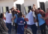 VÍDEO: Mulher Entra Em Escola Com Fac@ E Funcionários Separam Briga
