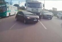 Carro Tenta Desviar De ônibus E é Atingido Por Caminhão Na Paralela
