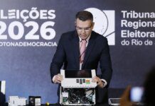 TRE-RJ abre urna para o público e defende segurança do voto eletrônico