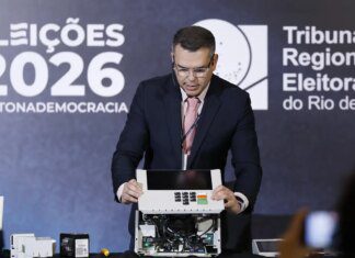 TRE-RJ abre urna para o público e defende segurança do voto eletrônico