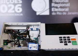 Urna eletrônica é aberta em transmissão ao vivo pela primeira vez