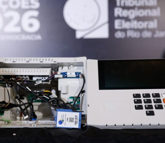 Urna eletrônica é aberta em transmissão ao vivo pela primeira vez