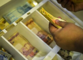 Trabalhadores nascidos em novembro e dezembro recebem abono salarial