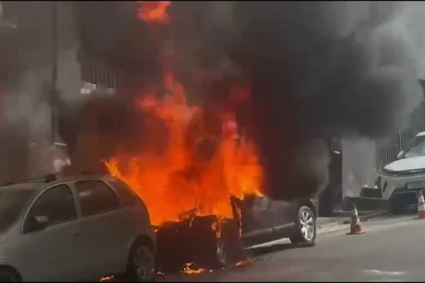 fogo-comecou-em-veiculo-preto-e-se-espalhou-para-carro-cinza-3396172-article.webp