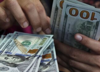 Dólar cai quase 1%, e Ibovespa recua após tombo eleitoral