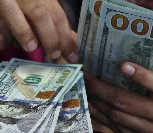 Dólar fecha a R$ 5,44 e registra maior alta semanal desde 2008